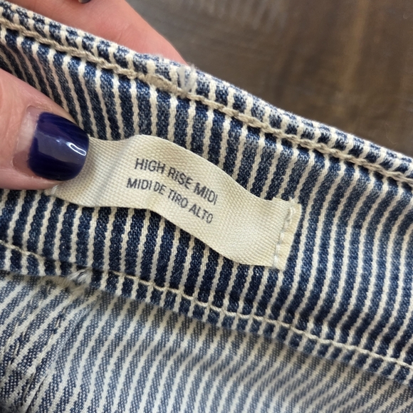 ‼️3/$30‼️ High-Rise Pinstripe Jean Shorts Women's Size 10 High Rise New - Picture 6 of 10